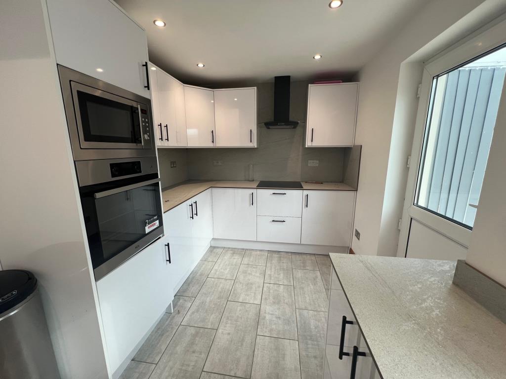 Lot: 102 - SEMI-DETACHED HOUSE FOR INVESTMENT OR OWNER-OCCUPATION - White kitchen with grey worktops